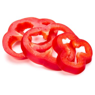 Kırmızı tatlı dolmalık biber dilimleri beyaz arka planda izole edilmiş.