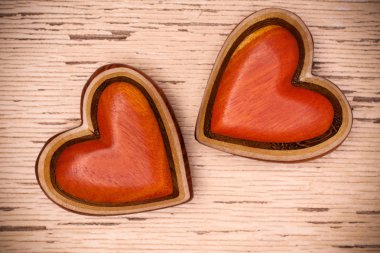 Rustik ahşap zemin üzerine iki ahşap kalp. Valentines gün con