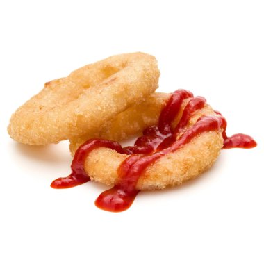 Gevrek derin kızarmış soğan veya beyaz arka plan üzerinde izole ketçap ile kalamar halka