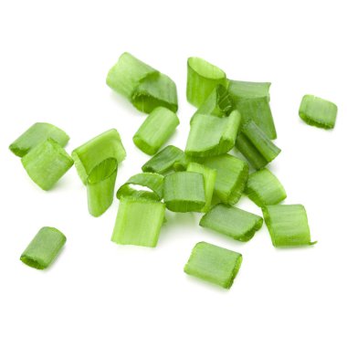 doğranmış taze soğan veya beyaz arka plan üzerinde cu izole yeşil soğan