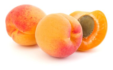 Beyaz arka plan kesme izole üç kayısı meyve