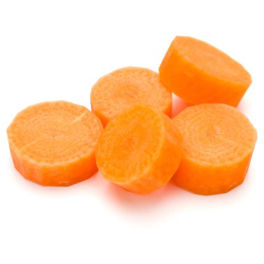 Beyaz arka plan kesme izole doğranmış havuç dilimleri