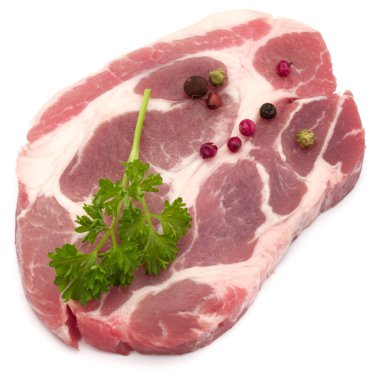 Çiğ domuz eti boyun pirzola et maydanoz bitki yaprakları ve biber ile 