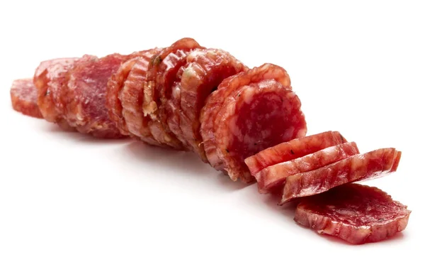 Salami geräucherte Wurstscheiben isoliert auf weißem Hintergrund Ausschnitt — Stockfoto
