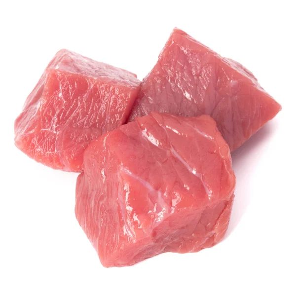 Kawałki surowej wołowiny posiekane mięso na białym tle białe om, w cut ou — Zdjęcie stockowe