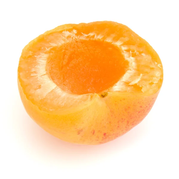 Eine Aprikose Halb Isoliert Auf Weißem Hintergrund Ausschnitt — Stockfoto