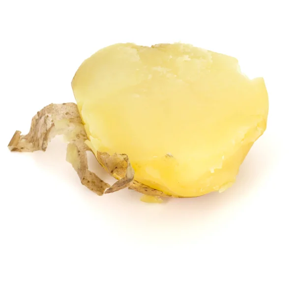 Jeden vařené oloupané brambory, polovina izolované na bílém pozadí cutou — Stock fotografie