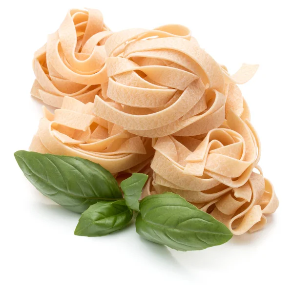 Ιταλικά ζυμαρικά φετουτσίνι φωλιά και απομονωμένα φύλλα βασιλικού της Πεντηκοστής — Φωτογραφία Αρχείου