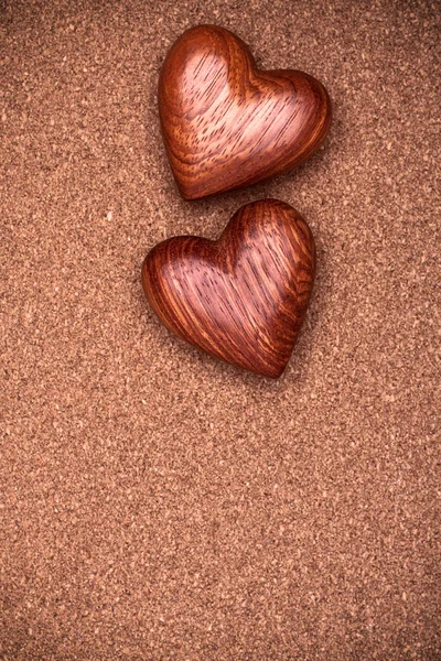 Dos corazones de madera sobre fondo rústico de madera. Día de San Valentín con — Foto de Stock