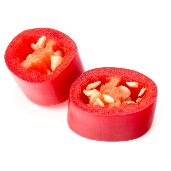 Chile rojo en rodajas o ají pimienta de cayena aislada en bac blanco —  Fotos de Stock
