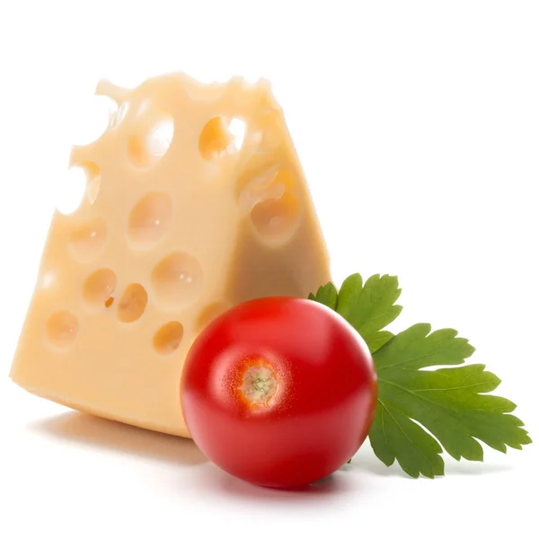 Bloque de queso aislado sobre fondo blanco recorte —  Fotos de Stock