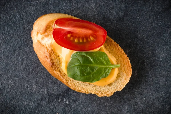 Canape sandwich ouverte ou crostini sur fond de pierre sombre — Photo