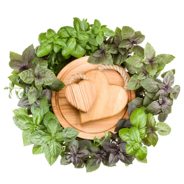 圆裁板与木心在中心 各种甜罗勒草本叶边缘 健康食品概念 顶部视图 — 图库照片