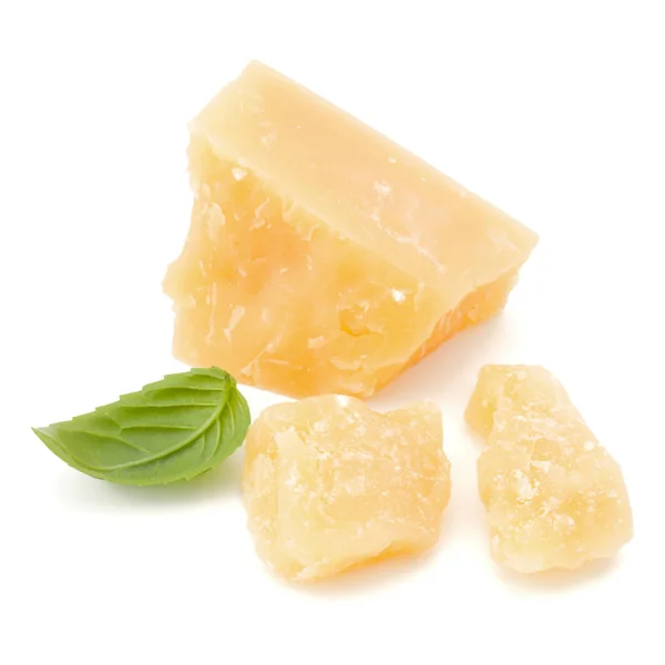 Τεμαχισμένα παρμεζάνα τυρί και βασιλικό φύλλα απομονώνονται σε λευκό έκφραση — Φωτογραφία Αρχείου
