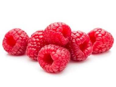 Beyaz arka planda izole edilmiş olgun ahududular. 