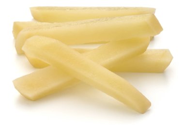 Çiğ patates kızartması w izole için hazırlanan şeritler dilimlenmiş