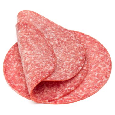 Beyaz arka planda izole edilmiş salam tütsülenmiş sosis dilimleri