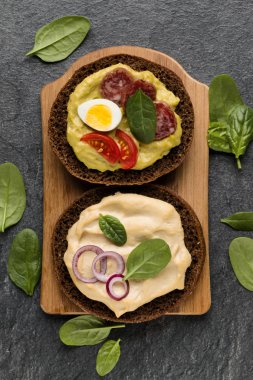 Açık yüzlü sosis sandviç kanepe veya crostini üzerinde ahşap bir servi