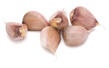 Beyaz arka plan üzerinde kesme izole diş sarımsak