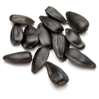 Beyaz arkaplanda izole edilmiş ayçiçeği tohumları yakın plan