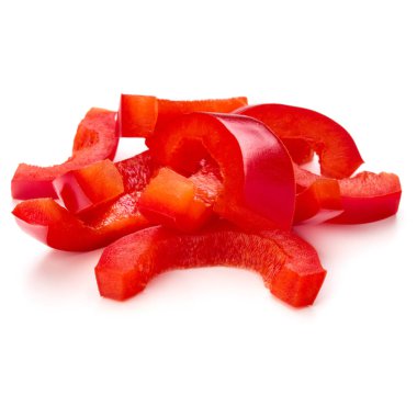 Beyaz arka plan üzerinde izole şeritler dilimlenmiş kırmızı tatlı dolmalık biber