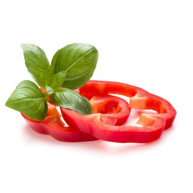 Kırmızı tatlı biber dilimleri ve beyaz arka plan kesme izole fesleğen yaprakları