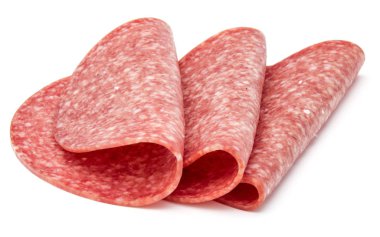 Beyaz arka planda izole edilmiş salam tütsülenmiş sosis dilimleri