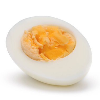 Bir yarısı beyaz arka plan kesme izole yumurta haşlanmış 