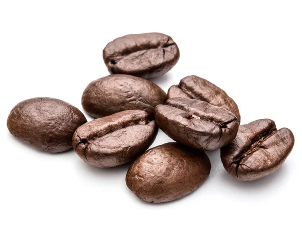 Grains de café torréfiés isolés dans fond blanc découpe — Photo