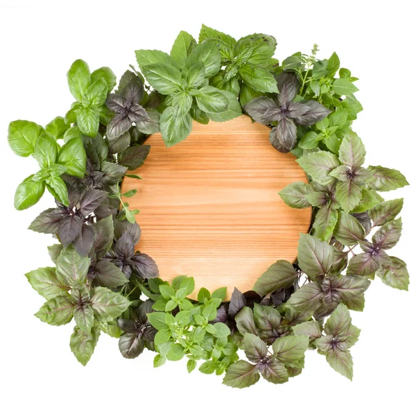 Empty round wooden cutting board. Various sweet basil herb leave — Stock Photo, Image