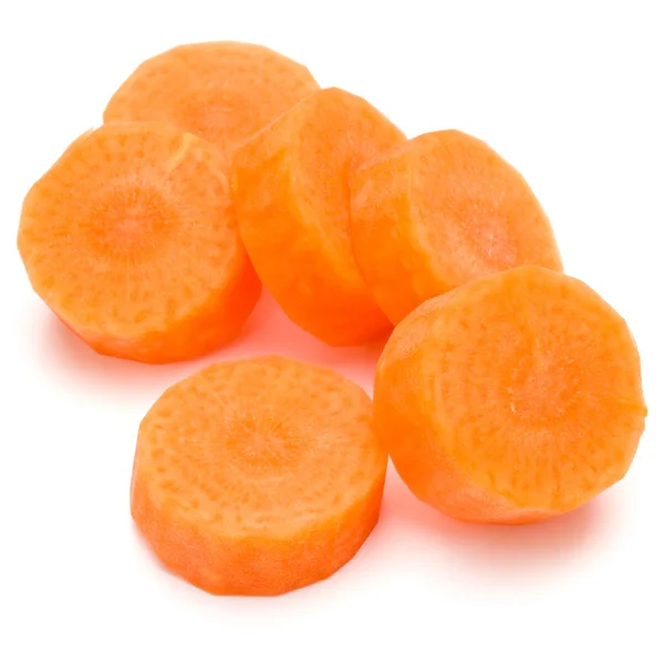 Rodajas de zanahoria picadas aisladas sobre fondo blanco recorte — Foto de Stock