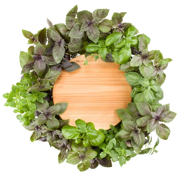 Empty round wooden cutting board. Various sweet basil herb leave — Stock Photo, Image