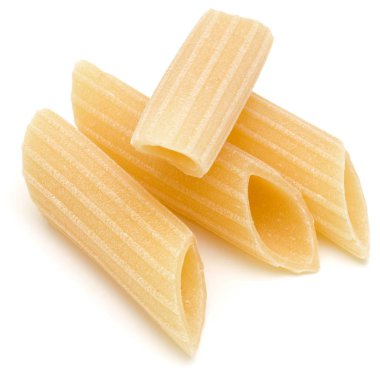 Beyaz arka plan üzerinde izole makarna çeşitleri. Pennoni. Penne rigate.
