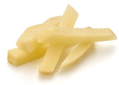 Beyaz arka planda izole edilmiş patates kızartması için hazırlanmış çiğ patates dilimleri.