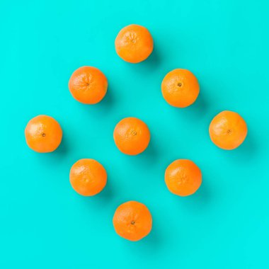 Mandarin üzerinde mavi arka plan izole meyve deseni. Mandalina. Düz yatıyordu, en iyi görünümü.