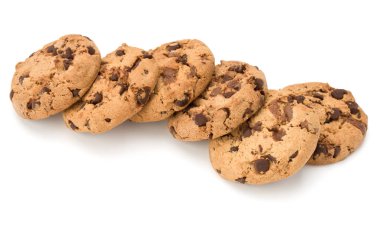 Beyaz arka planda izole edilmiş çikolatalı kurabiyeler. Tatlı bisküviler. Ev yapımı pasta..