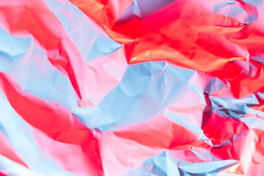 Ezilmiş kağıt arka planda canlı kalın degrade holografik neon renkler. Arka plan taklit ateş. Düz yatıyordu. Üstten görünüm.