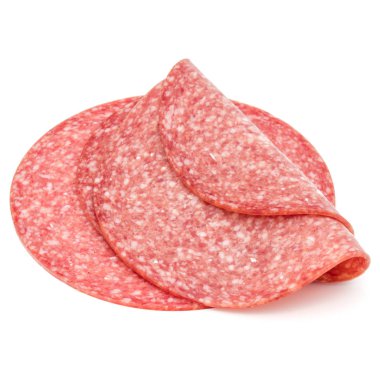 Beyaz arka planda izole edilmiş salam tütsülenmiş sosis dilimleri