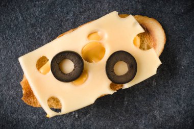 Açık yüzlü sandviç kanepe veya crostini taş koyu arka plan üzerinde. Üstten görünüm. Vejetaryen tartarine.