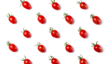 Kiraz domates izole sarı zemin üzerine gıda deseni. Düz yatıyordu, en iyi görünümü.