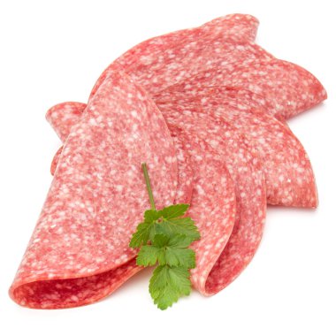 Beyaz arka planda izole edilmiş salam tütsülenmiş sosis dilimleri