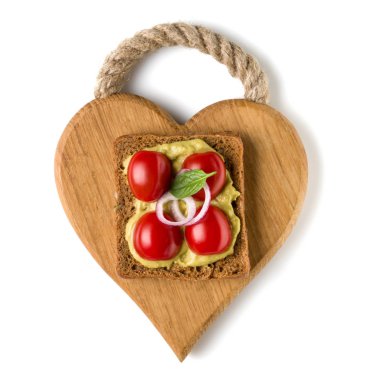 Açık yüzlü sebze sandviç kanepe veya crostini beyaz arka plan closeup izole bir ahşap hizmet gemide. Üstten görünüm. Vejetaryen tartarine.