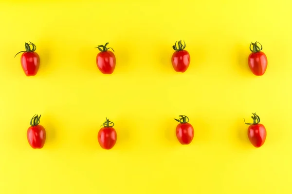 Patrón Alimenticio Tomate Cereza Aislado Sobre Fondo Amarillo Piso Tendido — Foto de Stock