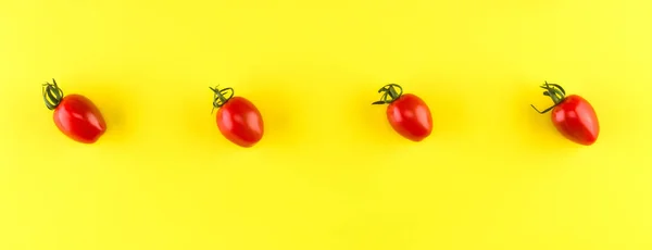 Patrón Alimenticio Tomate Cereza Aislado Sobre Fondo Amarillo Piso Tendido — Foto de Stock