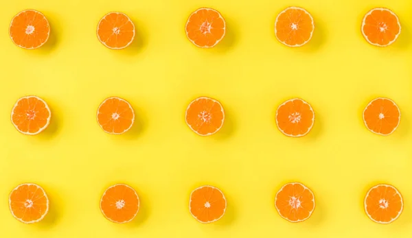 黄色背景上新鲜的柑橘片的果实图案 平坦的平面 顶部的景色 流行艺术设计 创意夏季理念 一半的柑橘是最小的风格 — 图库照片