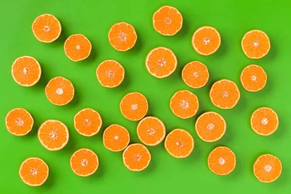 Фруктовый Узор Свежих Оранжевых Ломтиков Зеленом Фоне Квартира Лежала Вид — стоковое фото