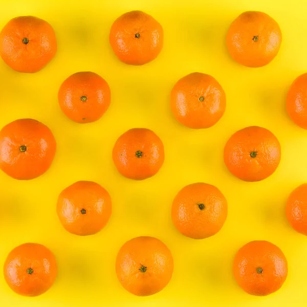 Patrón Frutal Mandarina Aislada Sobre Fondo Amarillo Mandarina Piso Tendido — Foto de Stock