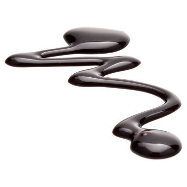 Beyaz arkaplanda izole edilmiş çikolata şurubu damlası