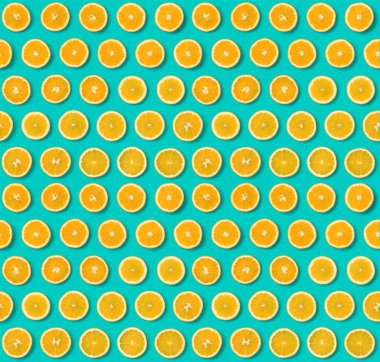 Turuncu meyve dilimleri mavi zemin üzerine Dikişsiz desen.