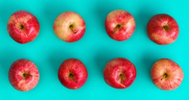 Mavi arka plan üzerinde kırmızı elma meyve deseni. 